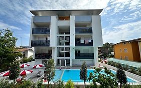 Nuovo Condominio Con Piscina E Garage